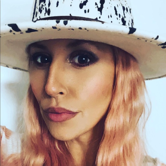 Meet your Poshaholic Sarah 💋 - Picture 6 of 16